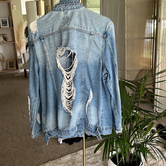 Distressed Jean Jacket ✨ - Picture 2 of 3